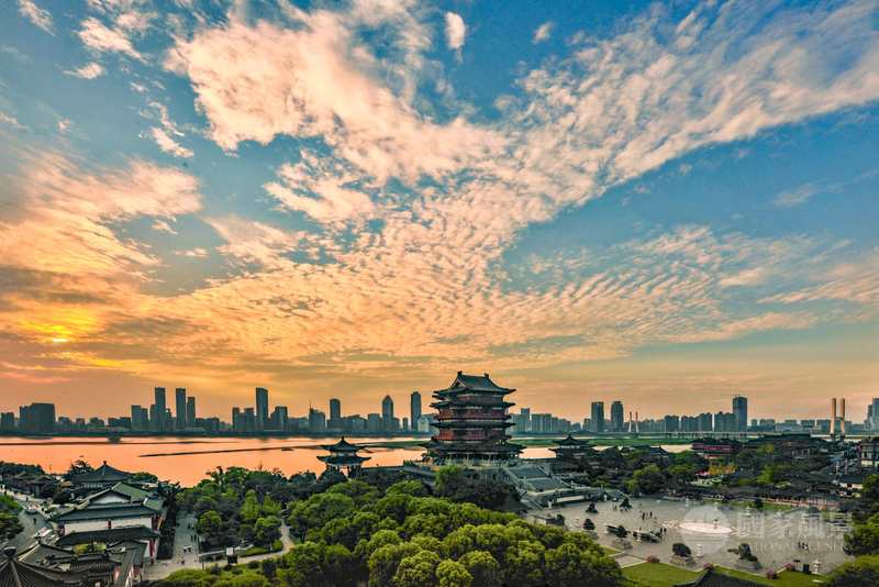 晚霞中,滕王阁与对岸的南昌新城交